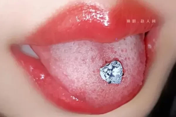 Tongue Piercing on Ibiza (4)